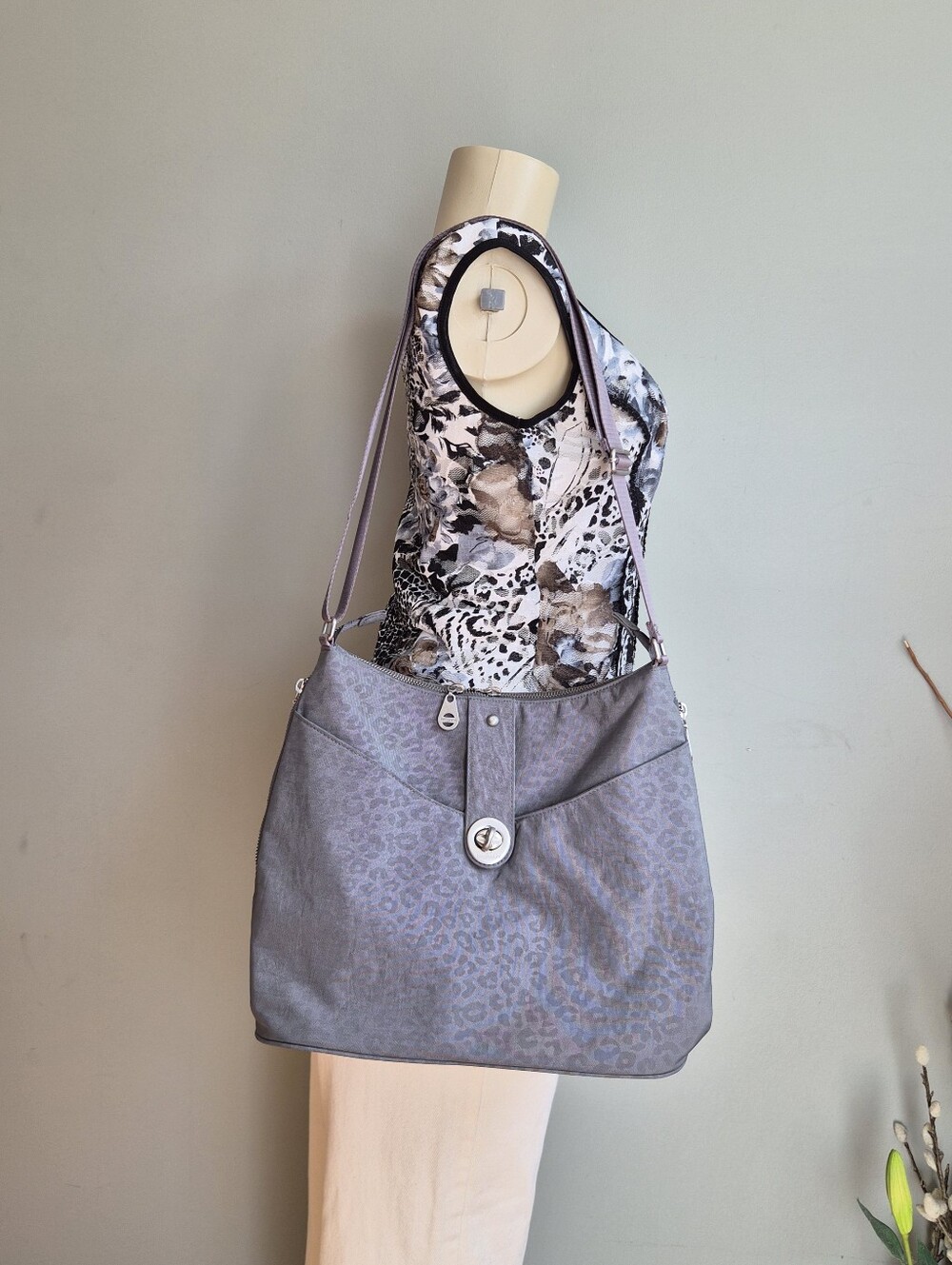 Baggallini Helsinki Gray Leopard-Print Crossbody Women's Tote